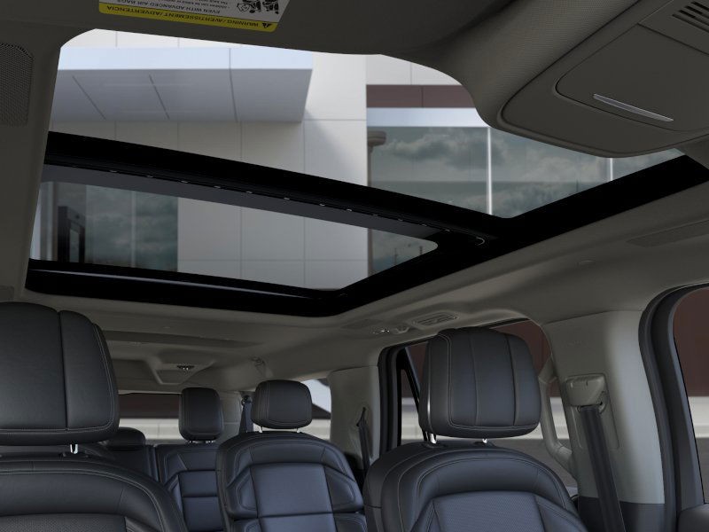 Lincoln Navigator L Vehicle Full-screen Gallery Image 22
