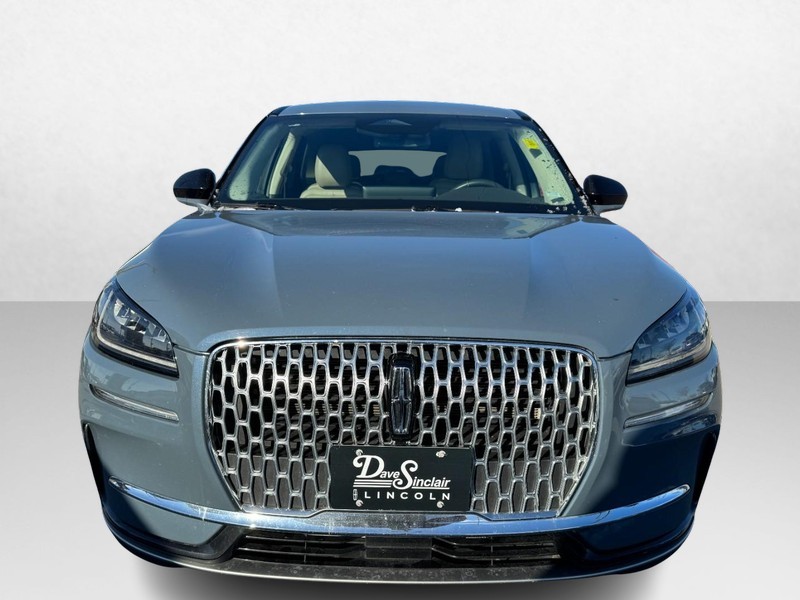 Lincoln Corsair Vehicle Full-screen Gallery Image 02