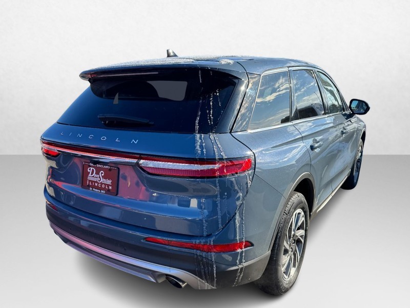 Lincoln Corsair Vehicle Full-screen Gallery Image 05