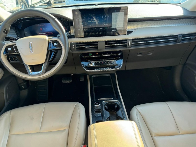 Lincoln Corsair Vehicle Full-screen Gallery Image 09