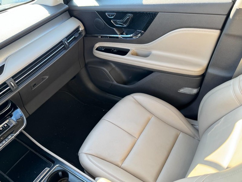 Lincoln Corsair Vehicle Full-screen Gallery Image 11