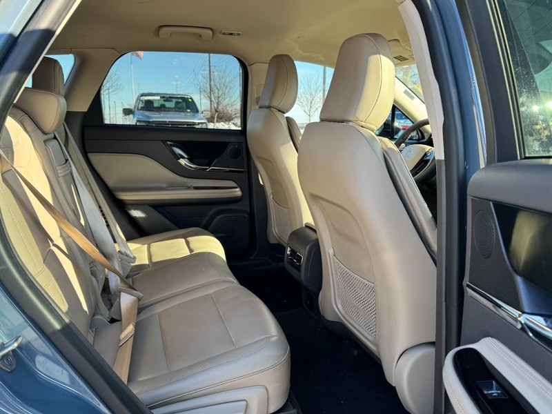 Lincoln Corsair Vehicle Full-screen Gallery Image 13