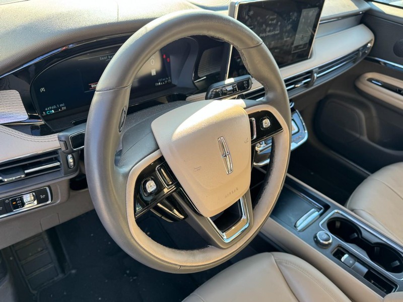 Lincoln Corsair Vehicle Full-screen Gallery Image 15