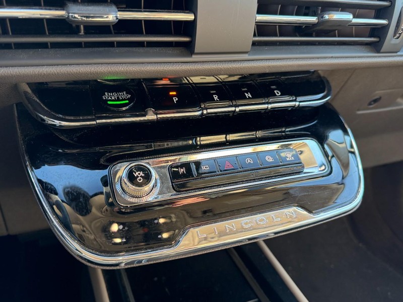 Lincoln Corsair Vehicle Full-screen Gallery Image 17