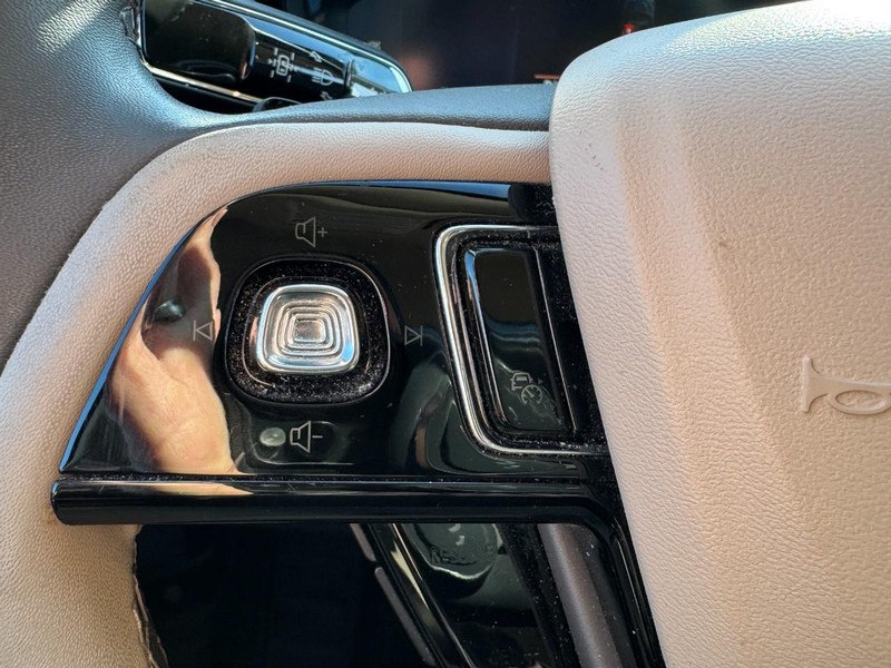 Lincoln Corsair Vehicle Full-screen Gallery Image 18