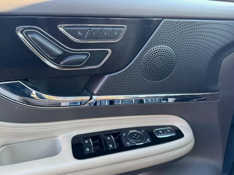 Lincoln Corsair Vehicle Full-screen Gallery Image 25