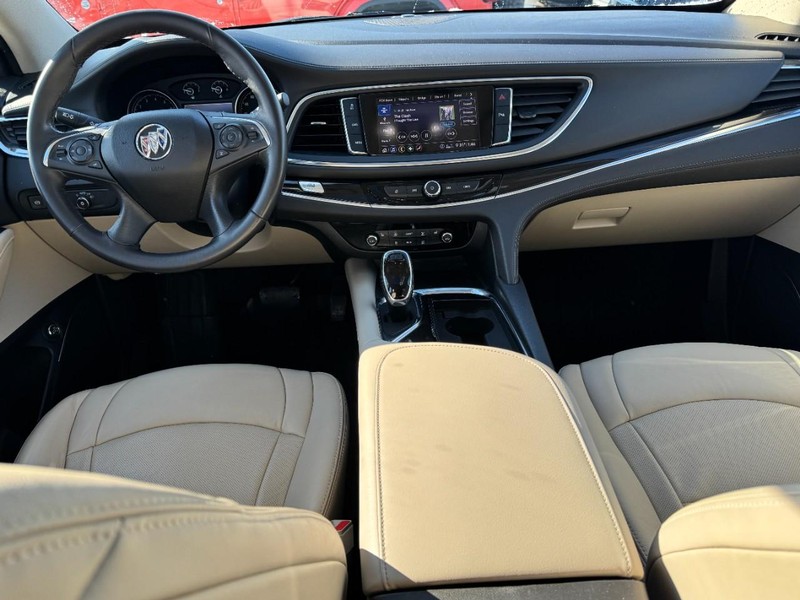 Buick Enclave Vehicle Full-screen Gallery Image 09