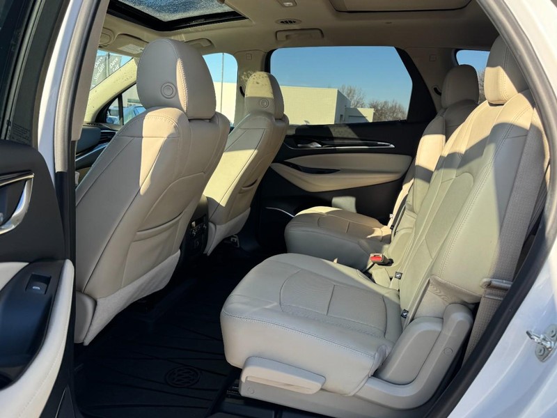 Buick Enclave Vehicle Full-screen Gallery Image 12