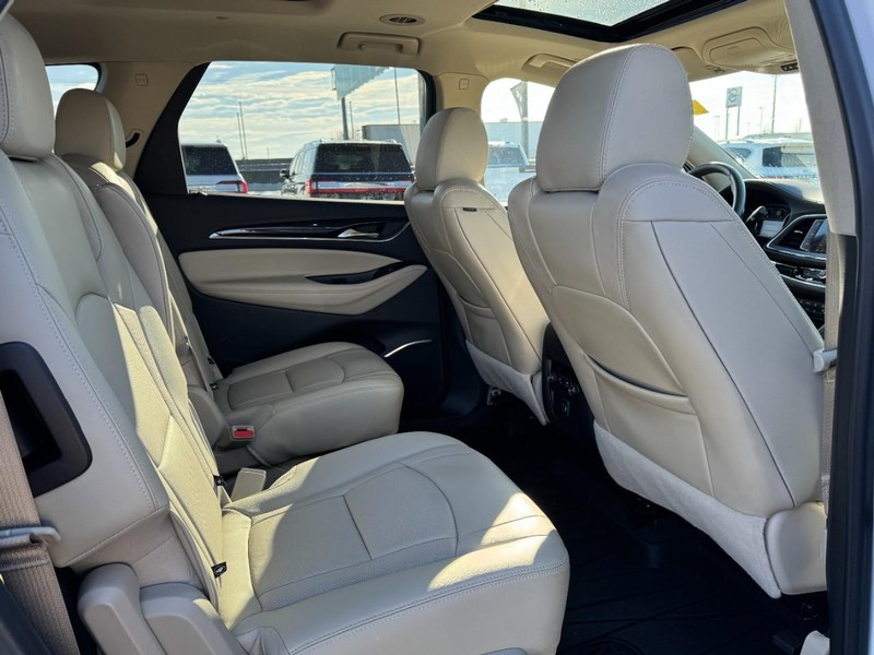 Buick Enclave Vehicle Full-screen Gallery Image 13