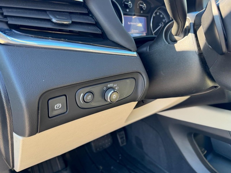 Buick Enclave Vehicle Full-screen Gallery Image 14