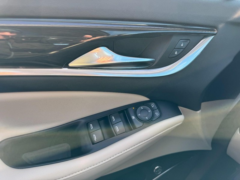 Buick Enclave Vehicle Full-screen Gallery Image 25