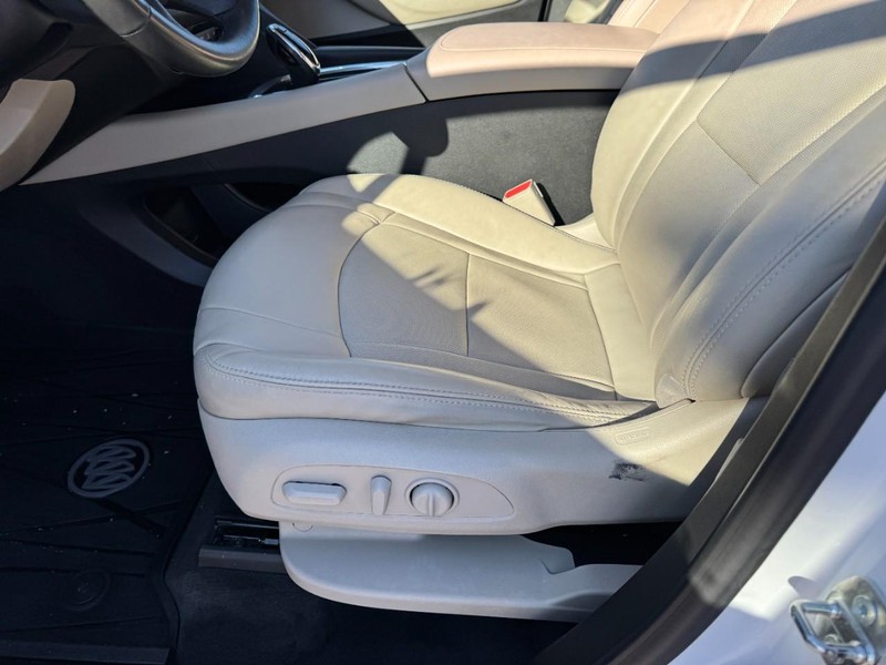 Buick Enclave Vehicle Full-screen Gallery Image 26