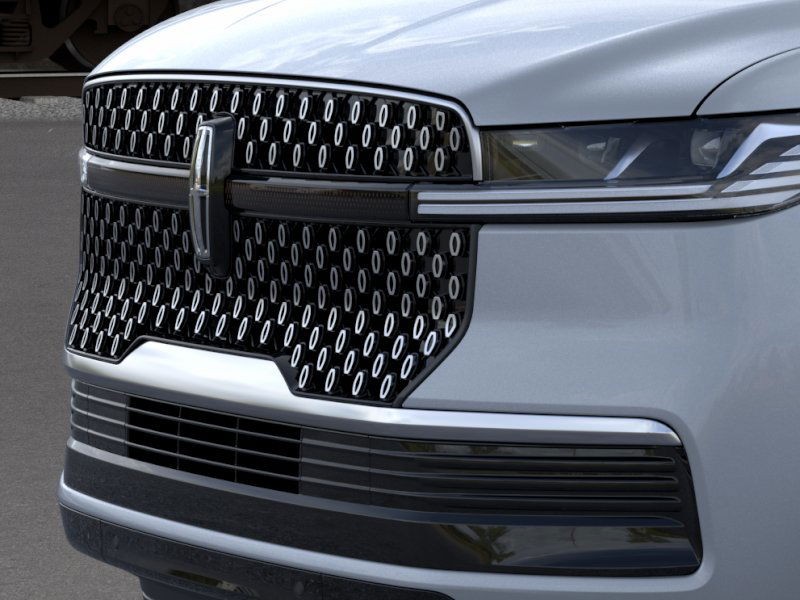 Lincoln Navigator Vehicle Full-screen Gallery Image 17