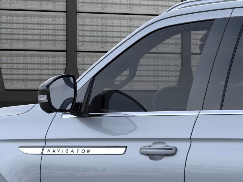 Lincoln Navigator Vehicle Full-screen Gallery Image 20