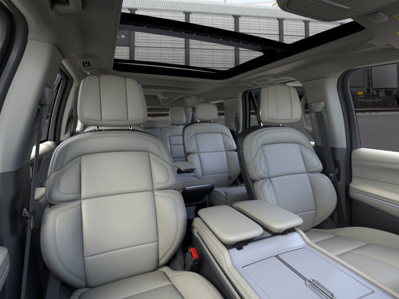 Lincoln Navigator L Vehicle Full-screen Gallery Image 10