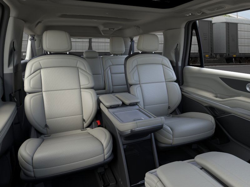 Lincoln Navigator L Vehicle Full-screen Gallery Image 11