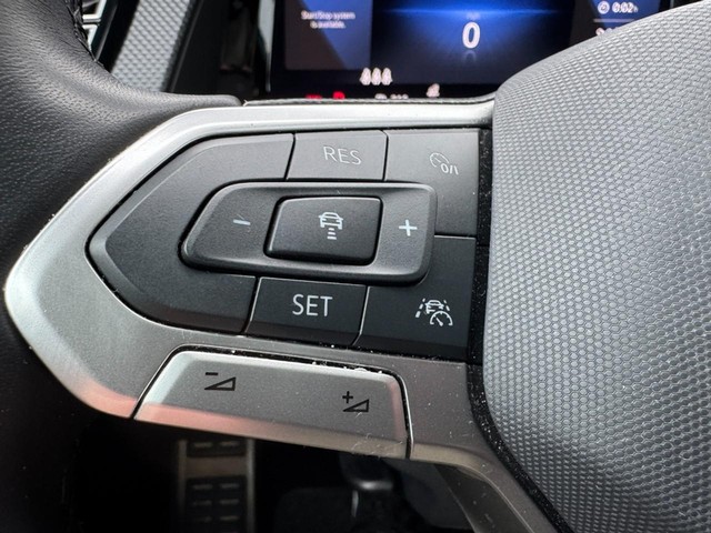 2025 Volkswagen Atlas Cross Sport 2.0T SEL Premium R-Line thumbnail image 18