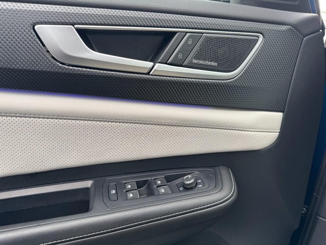 2025 Volkswagen Atlas Cross Sport 2.0T SEL Premium R-Line thumbnail image 25
