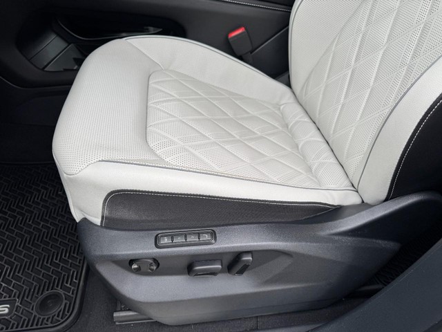 2025 Volkswagen Atlas Cross Sport 2.0T SEL Premium R-Line thumbnail image 26