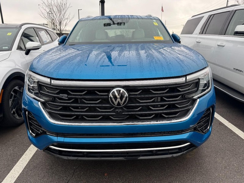 Volkswagen Atlas Cross Sport Vehicle Full-screen Gallery Image 02