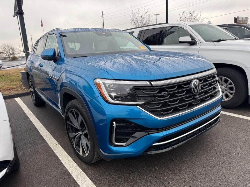 Volkswagen Atlas Cross Sport Vehicle Full-screen Gallery Image 03