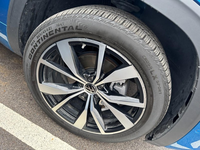 Volkswagen Atlas Cross Sport Vehicle Full-screen Gallery Image 04