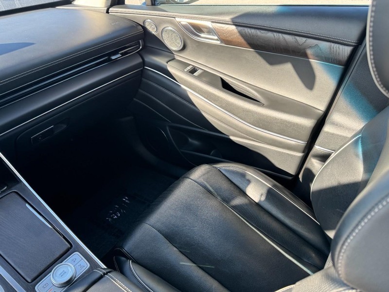 Genesis GV80 Vehicle Full-screen Gallery Image 11