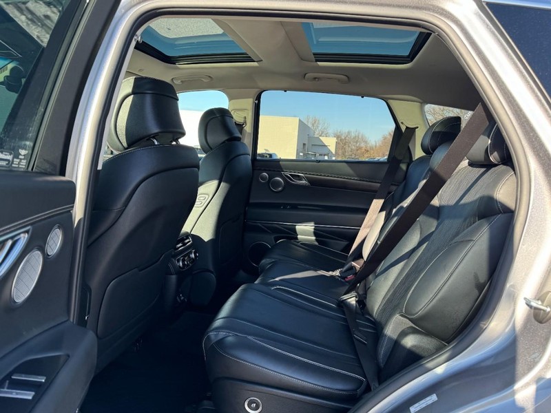 Genesis GV80 Vehicle Full-screen Gallery Image 12