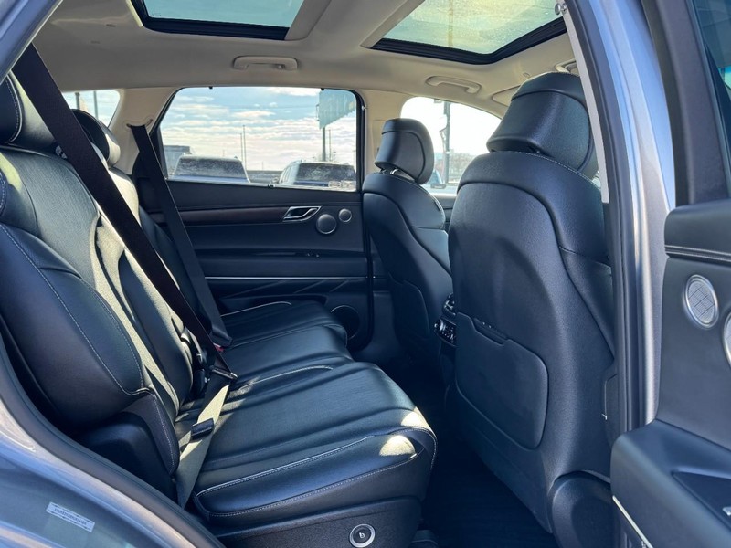 Genesis GV80 Vehicle Full-screen Gallery Image 13