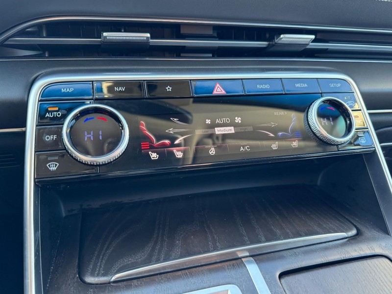 Genesis GV80 Vehicle Full-screen Gallery Image 17