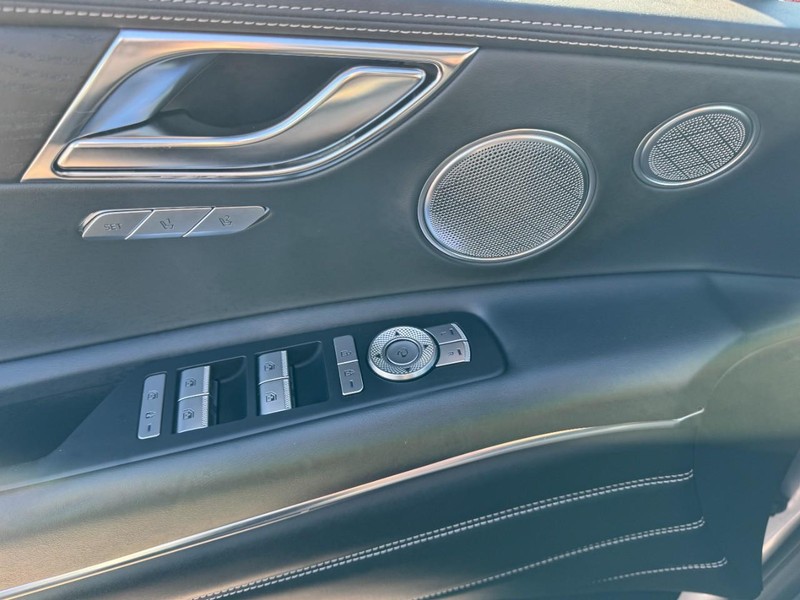 Genesis GV80 Vehicle Full-screen Gallery Image 23