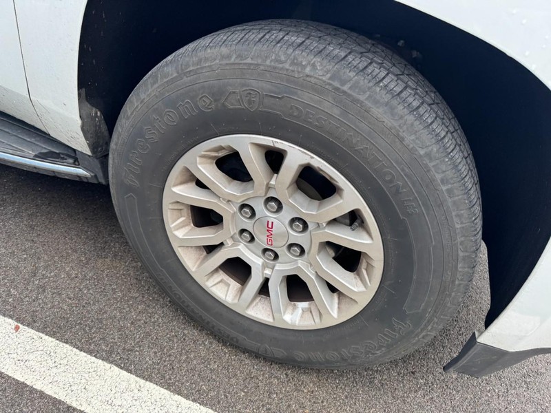 GMC Yukon XL Vehicle Full-screen Gallery Image 04