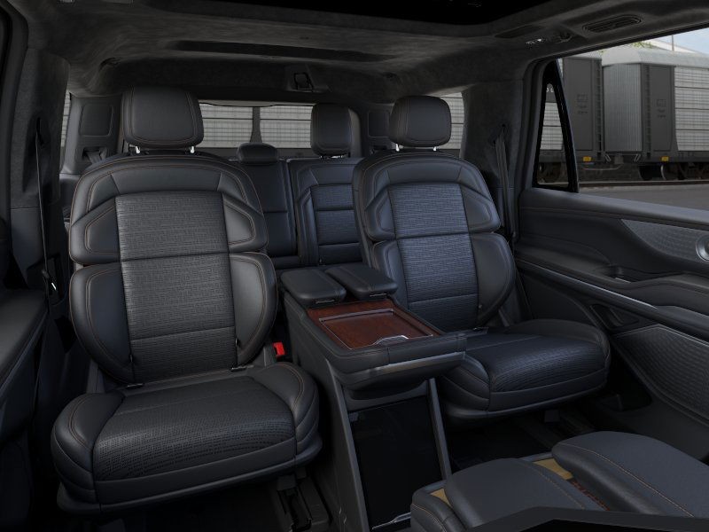 Lincoln Navigator Vehicle Full-screen Gallery Image 11