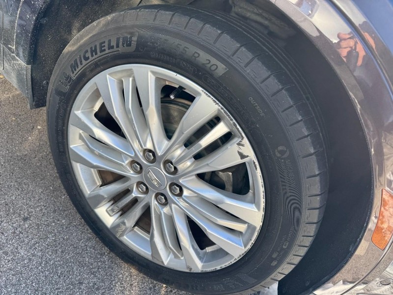 Cadillac XT5 Vehicle Full-screen Gallery Image 04