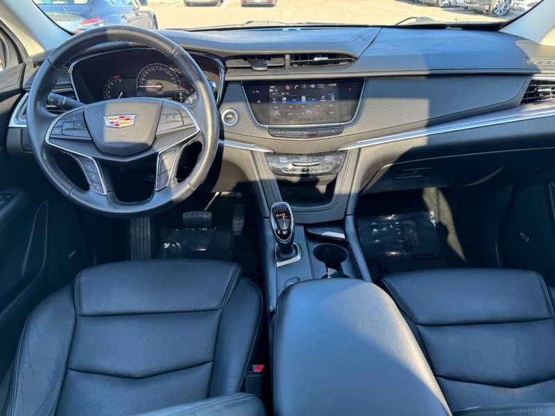 Cadillac XT5 Vehicle Full-screen Gallery Image 09