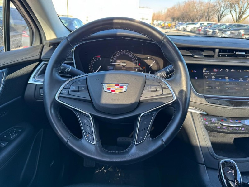 Cadillac XT5 Vehicle Full-screen Gallery Image 10