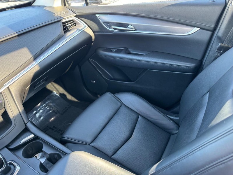 Cadillac XT5 Vehicle Full-screen Gallery Image 11