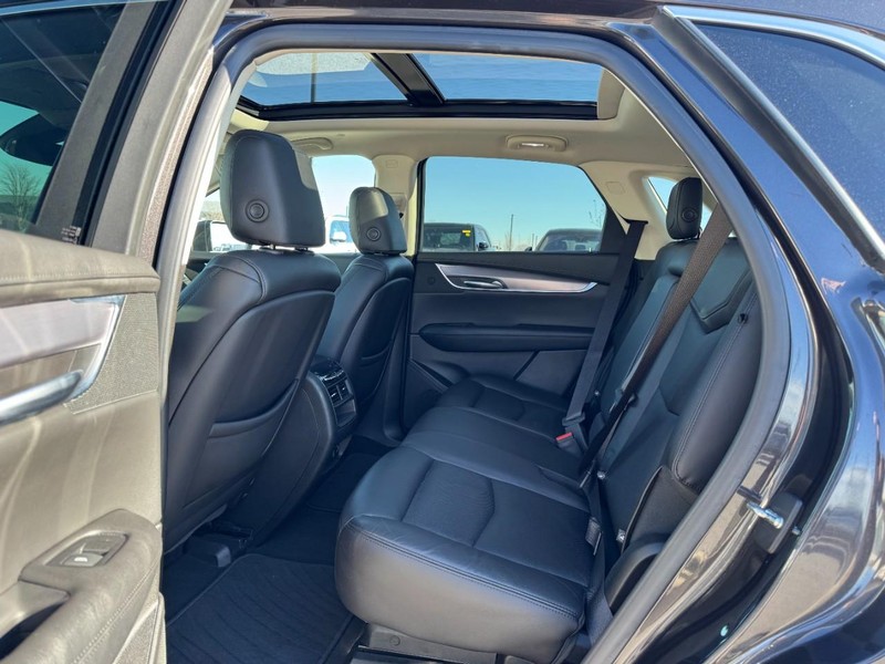 Cadillac XT5 Vehicle Full-screen Gallery Image 12