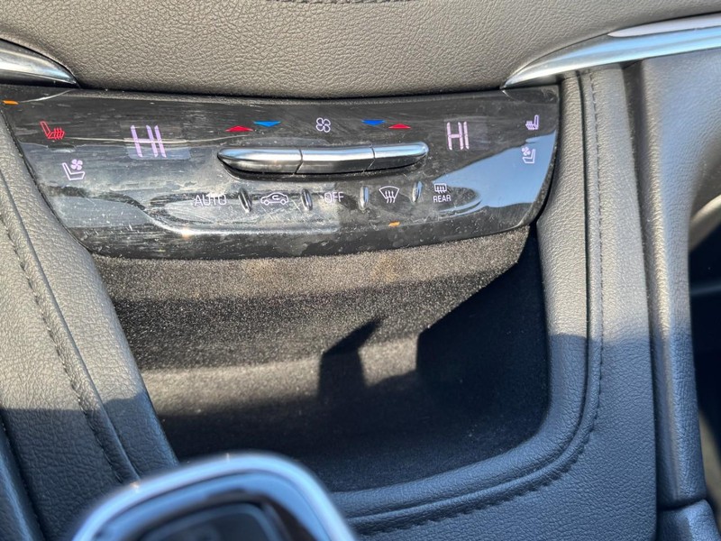 Cadillac XT5 Vehicle Full-screen Gallery Image 17