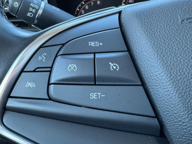 Cadillac XT5 Vehicle Full-screen Gallery Image 18