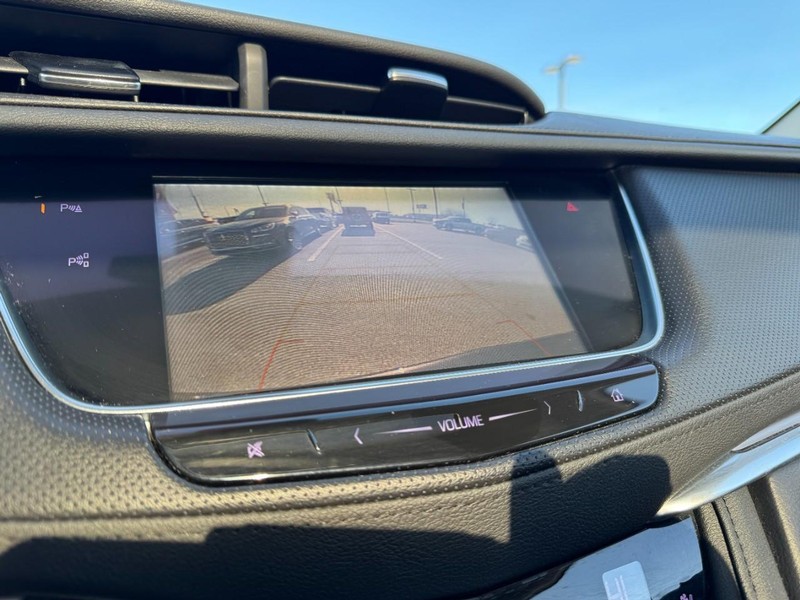 Cadillac XT5 Vehicle Full-screen Gallery Image 24