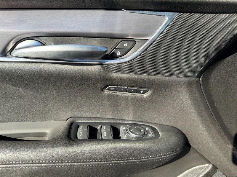 Cadillac XT5 Vehicle Full-screen Gallery Image 25