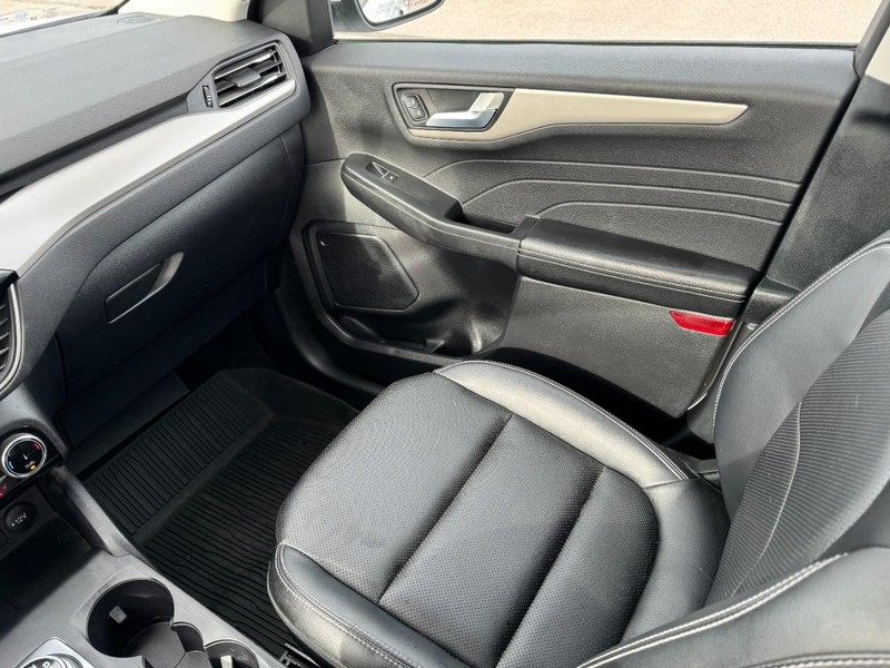 Ford Escape Vehicle Full-screen Gallery Image 11