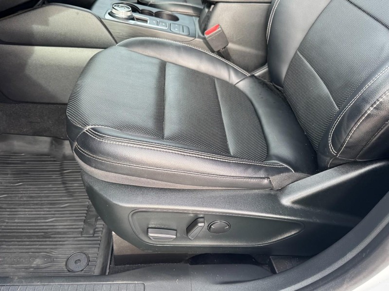 Ford Escape Vehicle Full-screen Gallery Image 26