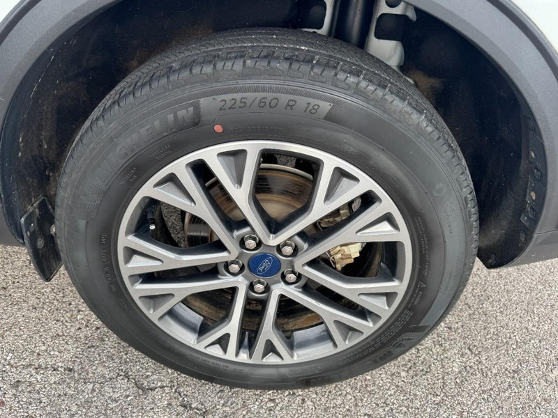 Ford Escape Vehicle Full-screen Gallery Image 27