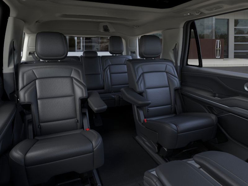 Lincoln Navigator Vehicle Full-screen Gallery Image 11