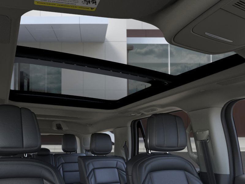 Lincoln Navigator Vehicle Full-screen Gallery Image 22