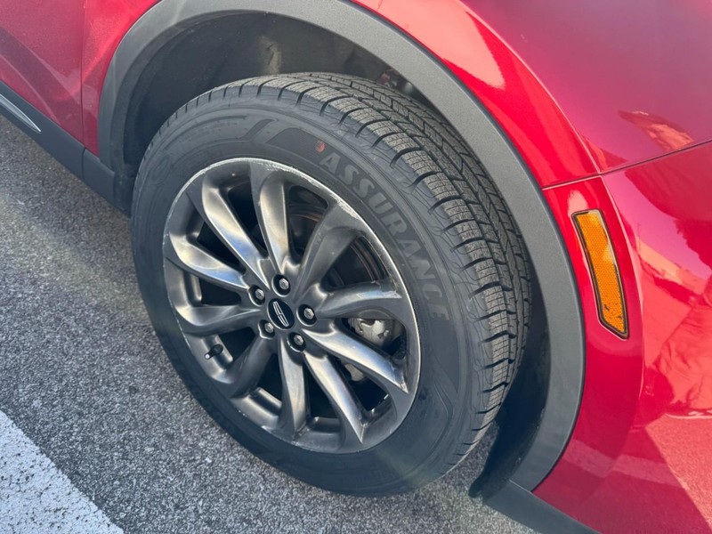 Lincoln Corsair Vehicle Full-screen Gallery Image 04