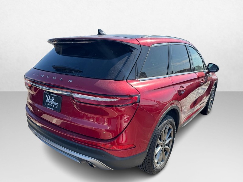 Lincoln Corsair Vehicle Full-screen Gallery Image 05