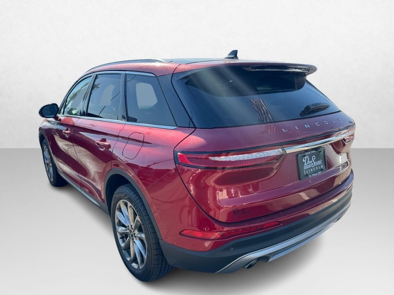 Lincoln Corsair Vehicle Full-screen Gallery Image 07